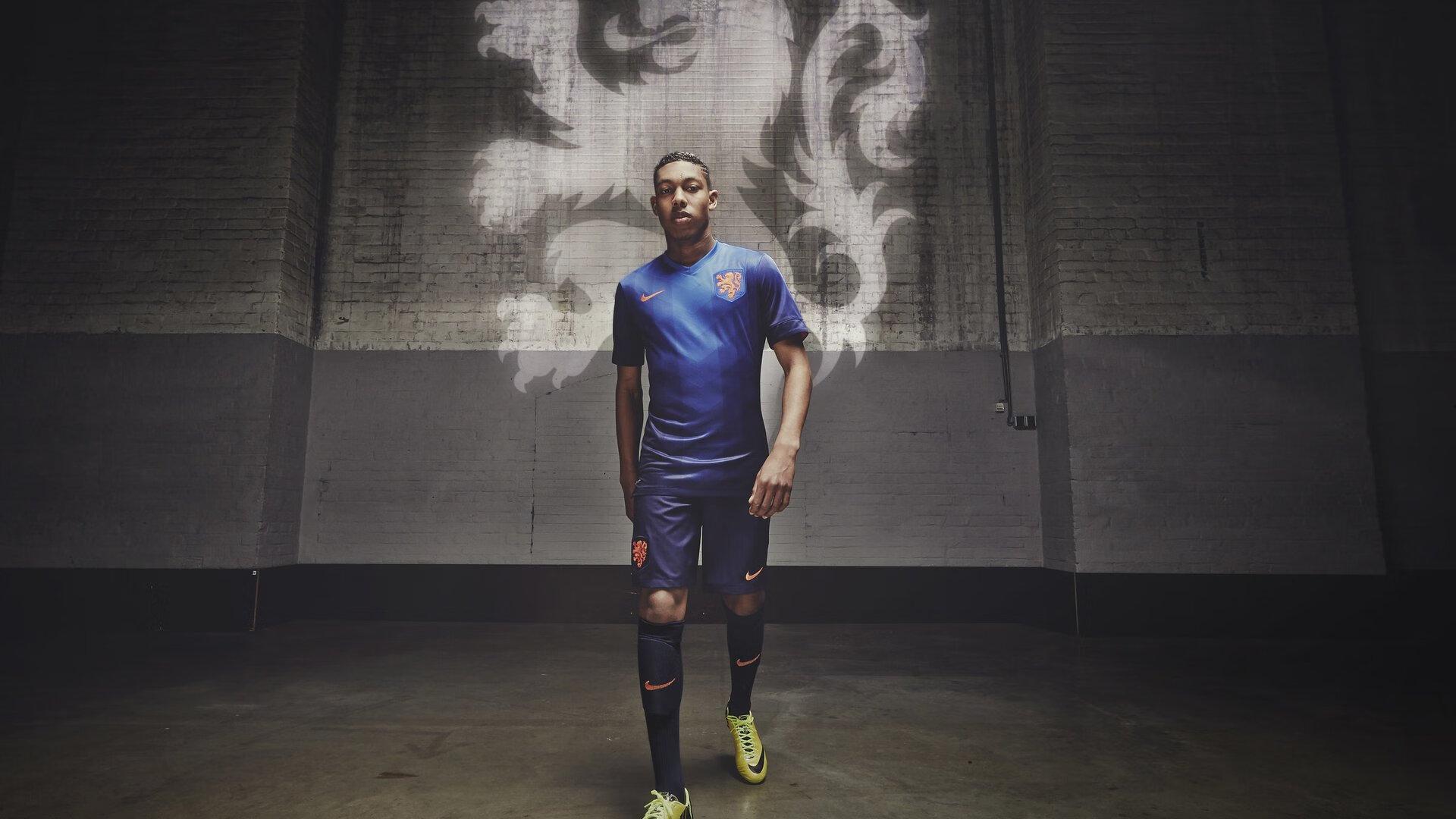 印尼球迷提前三小时集结朋卡诺体育场,狂热氛围点燃亚洲杯预选赛